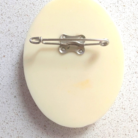 Vintage "Scrimshaw" Cream and Brown Cameo Brooch - Picture 3 of 6